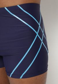 Born2be - Granatowo-Niebieskie Kąpielówki Bokserki ze Ściągaczem Zdobione Geometrycznym Wzorem Folenis. Kolor: niebieski. Materiał: len. Wzór: aplikacja, geometria #6