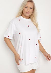 Born2be - Biało-Czerwony Bawełniany T-shirt Zdobiony Haftem w Kształcie Serc Naloree. Okazja: na co dzień. Kolekcja: plus size. Kolor: biały. Materiał: bawełna. Wzór: aplikacja, haft. Styl: klasyczny, casual, elegancki #6