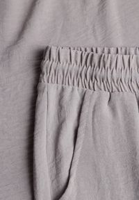 Renee - Jasnoszary Komplet Bluzka i Luźne Spodnie z Wiskozą i Kieszonkami Efraria. Kolor: szary. Materiał: wiskoza. Wzór: aplikacja #7