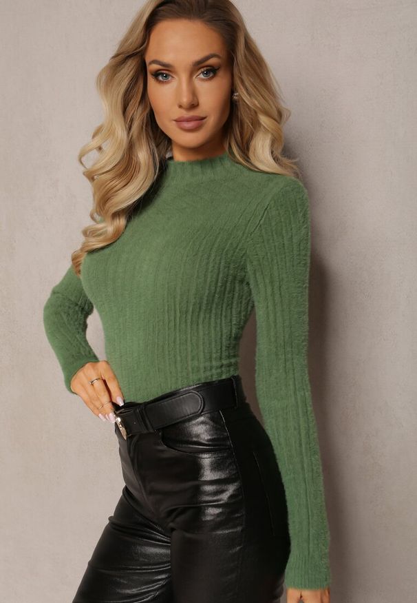 Renee - Zielony Prążkowany Sweter z Wełną i Dłuższym Włosiem Izarina. Kolor: zielony. Materiał: wełna, prążkowany. Długość: długie