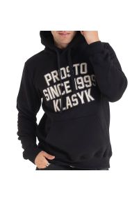 Bluza Prosto Klasyk Hoodie Peska KL222MSWE2032 - czarna. Okazja: na co dzień, na spacer. Typ kołnierza: kaptur. Kolor: czarny. Materiał: bawełna, poliester, dresówka, materiał. Wzór: aplikacja. Styl: klasyczny, casual. Sport: turystyka piesza