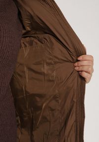 Born2be - Brązowa Długa Pikowana Kurtka z Nieodpinanym Kapturem Mevessia. Okazja: na co dzień. Kolor: brązowy. Materiał: jeans. Długość: długie. Styl: klasyczny, casual, elegancki #7