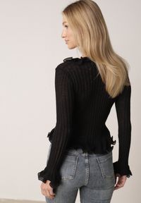 Born2be - Czarna Prążkowana Bluzka z Wiskozą Ozdobiona Falbanami Pronasia. Okazja: na co dzień. Kolor: czarny. Materiał: prążkowany, wiskoza. Wzór: aplikacja. Styl: casual, elegancki, klasyczny #2