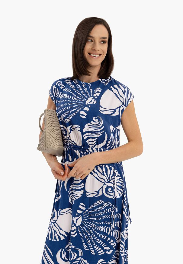 Volcano - Długa, wzorzysta sukienka G-KAMELIA. Typ kołnierza: dekolt w serek. Materiał: wiskoza, materiał. Długość rękawa: krótki rękaw. Styl: klasyczny, wakacyjny. Długość: maxi