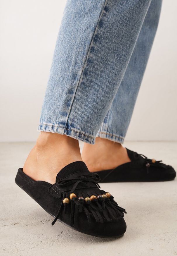 Born2be - Czarne Klapki VICES Typu Mule z Koralikami Frędzlami i Kokardą Dioleora. Okazja: na co dzień. Kolor: czarny. Wzór: aplikacja. Styl: casual, elegancki