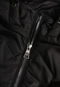 Born2be - Czarna Przejściowa Pikowana Kurtka z Odpinanym Kapturem Nevistta. Okazja: na spacer, na co dzień, do pracy. Kolekcja: plus size. Kolor: czarny. Materiał: poliester, jeans. Styl: casual, elegancki #4