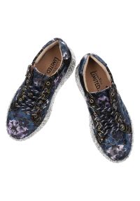 Granatowe Sneakersy Laura Vita Modne Obuwie Damskie. Okazja: na co dzień. Zapięcie: sznurówki. Kolor: niebieski. Materiał: jeans. Wzór: nadruk, aplikacja, kwiaty. Styl: casual, klasyczny, boho #7