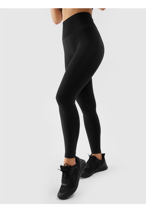 4f - 4F Legginsy treningowe bezszwowe damskie - czarne XS/S. Stan: podwyższony. Kolor: czarny. Materiał: dzianina, elastan, włókno, syntetyk, materiał. Długość: do kostek. Wzór: gładki, jednolity, ze splotem. Sport: fitness