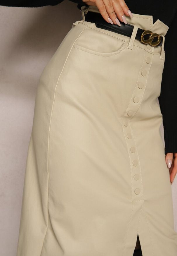 Renee - Jasnobeżowa Spódnica z Ekoskóry High Waist z Rozcięciem i Napami z Przodu Asttia. Okazja: na co dzień. Stan: podwyższony. Kolor: beżowy. Materiał: bawełna. Sezon: jesień, zima. Styl: casual