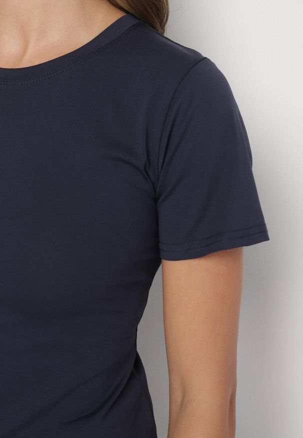 Born2be - Granatowy Klasyczny T-shirt z Bawełny Lorali. Okazja: na spacer. Kolor: niebieski. Materiał: bawełna. Wzór: gładki. Styl: klasyczny