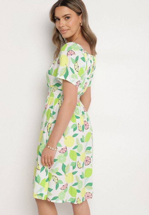 Born2be - Zielona Sukienka Hiszpanka z Bawełną i Motywem Cytrusów Avfila. Okazja: na co dzień. Typ kołnierza: dekolt hiszpanka. Kolor: zielony. Materiał: bawełna. Sezon: lato. Styl: elegancki, casual