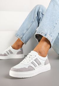 Renee - Biało-Szare Płaskie Sneakersy ze Skóry Naturalnej Ozdobione Paskami i Perforacją Floriwa. Okazja: na co dzień. Zapięcie: pasek. Kolor: biały. Materiał: skóra. Wzór: aplikacja