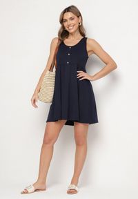 Born2be - Granatowa Sukienka o Rozkloszowanym Kroju na Szerokich Ramiączkach z Guzikami Jenovira. Okazja: na co dzień. Kolor: niebieski. Długość rękawa: na ramiączkach. Styl: casual #7