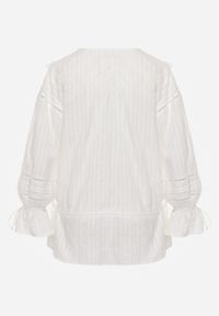 Renee - Biała Eteryczna Bluzka z Bawełny Zdobiona Falbankami i Ściągaczem w Pasie Cezarelle. Okazja: na randkę. Typ kołnierza: kołnierz z falbankami. Kolor: biały. Materiał: bawełna. Wzór: aplikacja #4