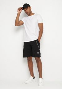 Born2be - Czarne Dresowe Szorty Bermudy z Ozdobnymi Przeszyciami Nitarria. Okazja: na co dzień. Kolor: czarny. Materiał: dresówka. Styl: sportowy, klasyczny, elegancki, casual
