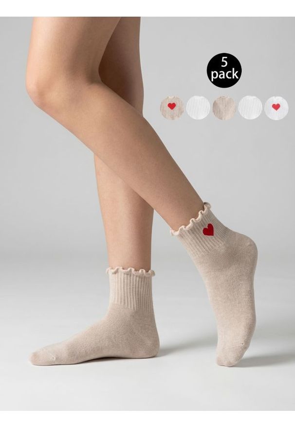 Sinsay - Zestaw skarpetek z falowanym ściągaczem i serduszkiem 5 pack - beżowy. Kolor: beżowy