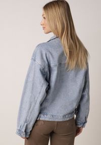 Born2be - Niebieska Kurtka Jeansowa z Bawełną o Klasycznym Kroju Elliantrea. Okazja: na co dzień. Kolor: niebieski. Materiał: bawełna, jeans. Sezon: lato. Styl: klasyczny #4