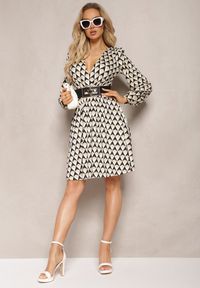 Renee - Beżowa Sukienka Mini w Geometryczny Wzór z Długim Rękawem Ezrie. Kolor: beżowy. Długość rękawa: długi rękaw. Wzór: geometria. Typ sukienki: kopertowe. Długość: mini #5