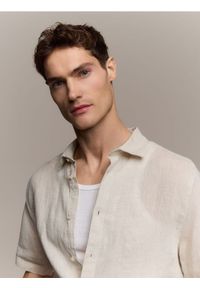 Reserved - Lniana koszula regular fit - beżowy. Kolor: beżowy. Materiał: len #1