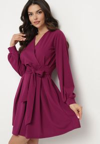 Born2be - Fioletowa Rozkloszowana Sukienka z Kopertowym Dekoltem i Wszytym Wiązanym Paskiem Temithie. Okazja: na co dzień. Typ kołnierza: dekolt kopertowy. Kolor: fioletowy. Materiał: jeans. Typ sukienki: kopertowe. Styl: casual, elegancki #1