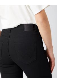 Wrangler - WRANGLER HIGH RISE SKINNY DAMSKIE SPODNIE JEANSOWE FUTURE BLACK W27H4230N 112141263. Okazja: na spotkanie biznesowe, do pracy. Stan: podwyższony. Długość: krótkie. Wzór: kolorowy, aplikacja. Styl: biznesowy, elegancki #4