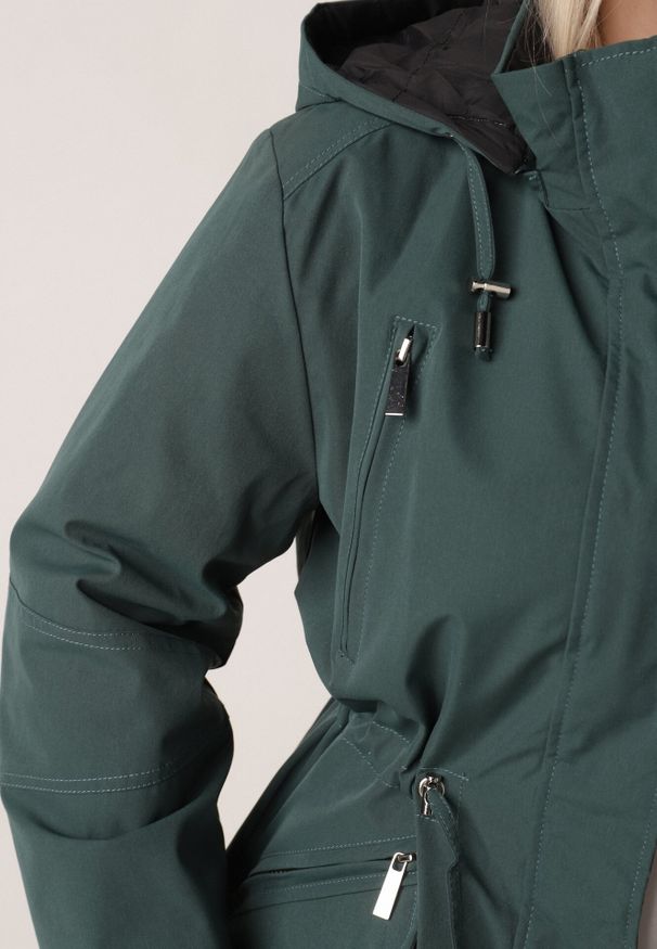 Born2be - Ciemnozielona Dwustronna Kurtka Przejściowa w Stylu Parki z Kapturem Tidala. Okazja: na co dzień. Typ kołnierza: kaptur. Kolekcja: plus size. Kolor: zielony. Materiał: poliester, jeans, materiał. Wzór: aplikacja. Styl: casual, klasyczny