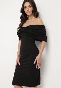 Born2be - Czarna Taliowana Sukienka Dopasowana z Odsłoniętymi Ramionami i Drapowaniem Palamiria. Okazja: na randkę, na imprezę. Kolor: czarny #1