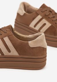 Renee - Brązowe Sneakersy Zamszowe na Platformie z Wkładką ze Skóry Naturalnej i Aplikacją Rilarina. Okazja: na co dzień. Kolor: brązowy. Materiał: zamsz, skóra. Wzór: aplikacja. Obcas: na platformie