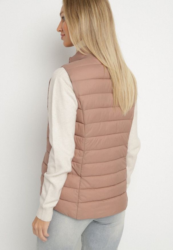 Born2be - Beżowa Pikowanana Kamizelka Sifitta. Okazja: na co dzień. Kolor: beżowy. Materiał: jeans. Styl: klasyczny, casual, elegancki