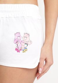 Born2be - Białe Szorty Dresowe z Nadrukiem w Misie z Boku Zenoolia. Okazja: na co dzień. Stan: podwyższony. Kolor: biały. Materiał: dresówka. Wzór: nadruk. Styl: casual #4