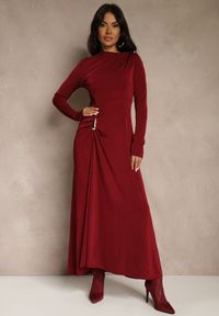 Renee - Bordowa Sukienka Koktajlowa z Marszczeniem i Metaliczną Ozdobą Retanda. Okazja: na randkę, na spotkanie biznesowe, do pracy, na imprezę. Kolor: czerwony. Wzór: aplikacja. Typ sukienki: asymetryczne. Styl: wizytowy #4