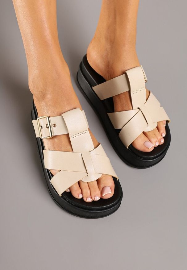 Born2be - Beżowe Klapki z Ozdobnymi Paskami i Kwadratową Klamrą Anisera. Okazja: na co dzień. Nosek buta: otwarty. Kolor: beżowy. Materiał: jeans. Wzór: paski. Sezon: wiosna, lato. Styl: casual