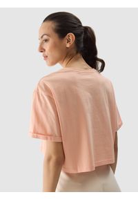 4f - 4F T-shirt crop top z nadrukiem damski - koralowy XS. Okazja: na co dzień. Kolor: różowy. Materiał: dzianina, bawełna, jersey. Długość rękawa: krótki rękaw. Wzór: nadruk. Sezon: lato. Styl: sportowy, casual