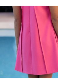 MOTIVE&MORE - Różowa sukienka Tariffa. Kolor: fioletowy, różowy, wielokolorowy. Materiał: wiskoza, materiał. Typ sukienki: z odkrytymi ramionami. Długość: mini