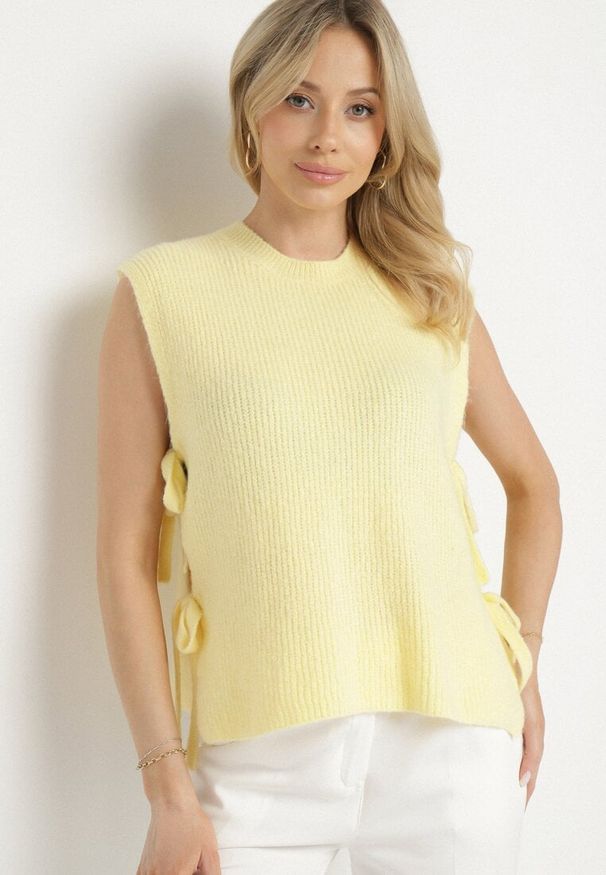 Born2be - Żółta Kamizelka Dzianinowa z Wełną i Wiskozą Wiązana po Bokach Annivoria. Kolor: żółty. Materiał: wełna, dzianina, wiskoza. Styl: elegancki