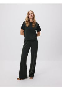 Reserved - Spodnie long leg - ciemnozielony. Kolor: zielony. Materiał: dzianina #1