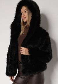 Born2be - Czarna Kurtka Futrzana z Nieodpinanym Kapturem Vetirire. Okazja: na co dzień. Kolor: czarny. Materiał: futro. Styl: casual, elegancki #4