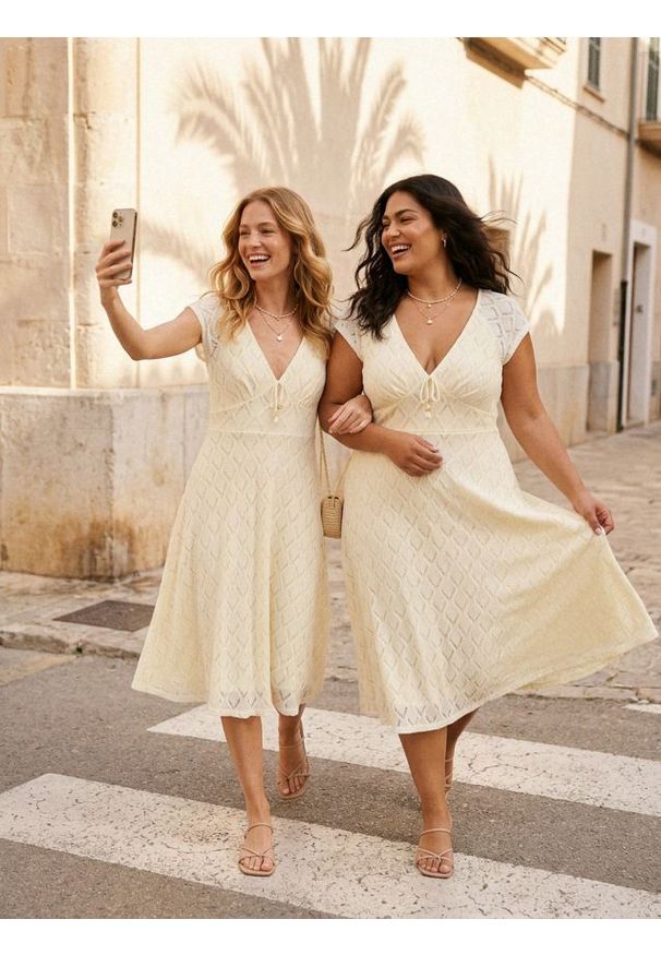 Sinsay - Dzianinowa sukienka midi z ażurowym wzorem - kremowy. Kolor: kremowy. Materiał: dzianina. Wzór: ażurowy. Długość: midi