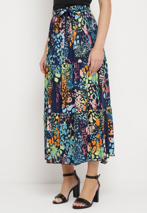 Born2be - Granatowa Rozkloszowana Spódnica w Abstrakcyjny Wzór z Wiskozy Assenila. Okazja: na spacer, na co dzień. Kolor: niebieski. Materiał: wiskoza. Styl: casual, klasyczny