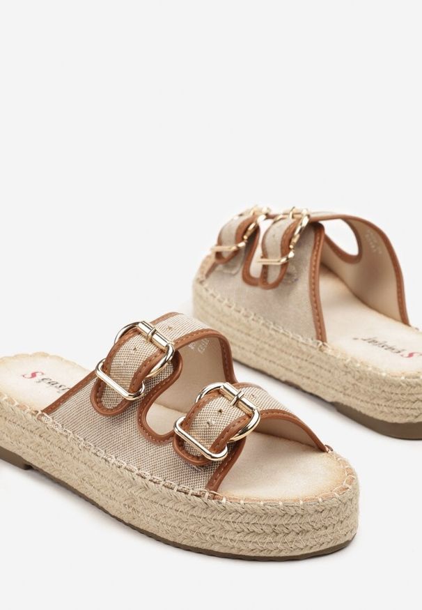 Born2be - Beżowo-Brązowe Klapki na Podeszwie z Plecionki z Tweedowymi Paskami z Klamrami Zilaya. Okazja: na co dzień. Kolor: beżowy. Wzór: paski. Styl: boho, elegancki, casual