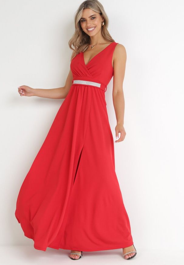 Born2be - Czerwona Sukienka Rozkloszowana Maxi z Paskiem w Cyrkonie i Wycięciem Neorise. Kolor: czerwony. Materiał: materiał. Wzór: aplikacja. Długość: maxi