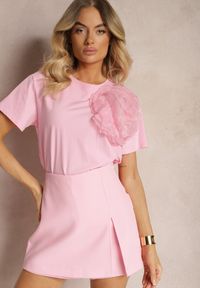 Renee - Różowy Bawełniany T-shirt z Krótkim Rękawem i Ozdobnym Kwiatem Krissas. Okazja: na co dzień, na spotkanie biznesowe, do pracy. Kolor: różowy. Materiał: bawełna. Długość rękawa: krótki rękaw. Długość: krótkie. Wzór: kwiaty. Styl: biznesowy, elegancki, casual #3