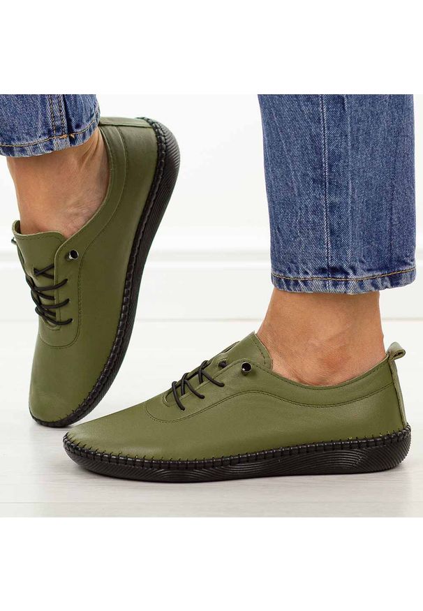 Khaki skórzane półbuty damskie T.Sokolski 2023. Okazja: na co dzień. Nosek buta: okrągły. Kolor: brązowy. Materiał: skóra. Szerokość cholewki: normalna. Sezon: wiosna, jesień. Styl: casual, klasyczny