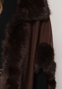 Born2be - Brązowe Ponczo z Wełną i Wiskozą Ozdobione Futerkiem Delatta. Okazja: na co dzień. Kolor: brązowy. Materiał: wełna, wiskoza, futro. Wzór: aplikacja. Styl: casual, elegancki #3