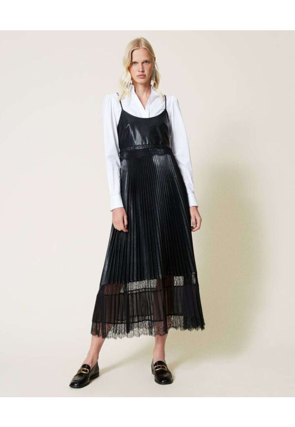 TwinSet - TWINSET - Plisowana sukienka maxi z koronką. Kolor: czarny. Materiał: koronka. Długość rękawa: na ramiączkach. Wzór: koronka. Długość: maxi