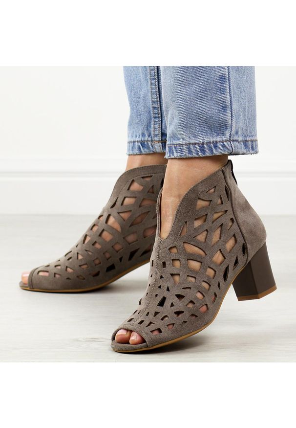 C. Brązowe sandały damskie na obcasie z zakrytą piętą M.Daszyński 1954-15. Kolor: brązowy. Materiał: zamsz. Wzór: ażurowy. Sezon: wiosna, lato. Obcas: na obcasie. Styl: klasyczny, elegancki. Wysokość obcasa: średni