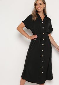 Born2be - Czarna Koszulowa Sukienka z Krótkim Rękawem Zapinana na Guziki z Materiałowym Paskiem Piantia. Okazja: na co dzień, na imprezę. Kolor: czarny. Materiał: materiał. Długość rękawa: krótki rękaw. Sezon: wiosna, lato. Typ sukienki: koszulowe. Styl: casual, elegancki #6