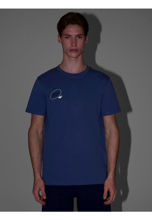 4f - 4F T-shirt regular z nadrukiem męski - granatowy S. Okazja: na co dzień. Kolor: niebieski. Materiał: jersey, bawełna, materiał. Długość rękawa: krótki rękaw. Długość: krótkie. Wzór: nadruk. Styl: casual, klasyczny, sportowy