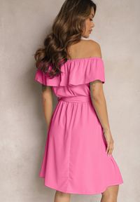 Renee - Różowa Rozkloszowana Sukienka o Fasonie Hiszpanki z Paskiem w Talii Koralice. Typ kołnierza: dekolt hiszpanka. Kolor: różowy