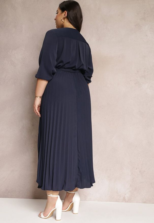 Renee - Granatowa Kopertowa Sukienka z Gumką i Paskiem w Talii Zdobiona Plisowaniem Kaylina. Kolekcja: plus size. Kolor: niebieski. Wzór: aplikacja. Typ sukienki: kopertowe